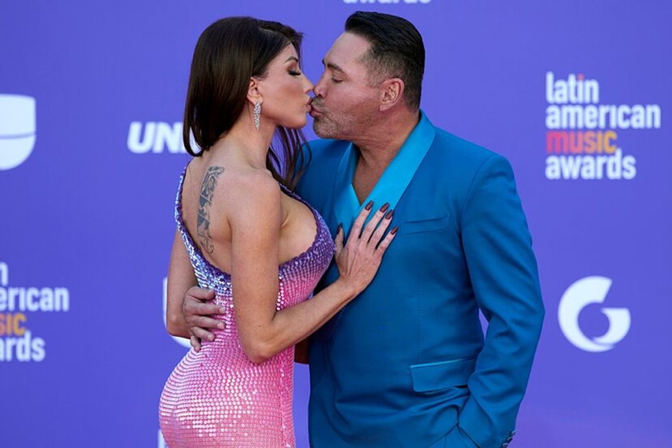 Oscar De La Hoya kissing his girlfriend Holly Sonders